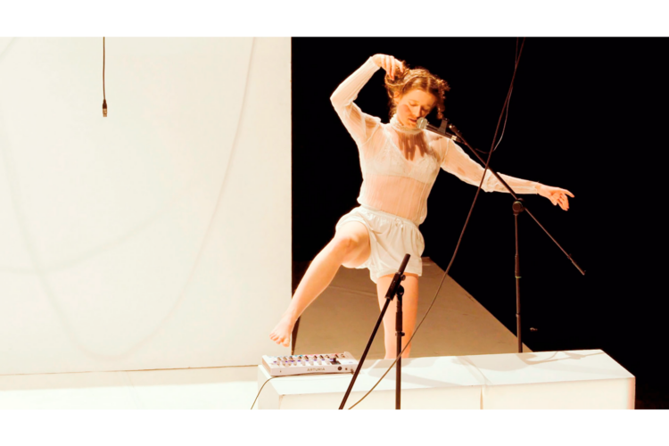 Presentació de la performance ‘del més enllà’ de teresa w ・*:。.。:*・゜゚・* a La Caldera, com a part del Premi Art Jove Creació de la Sala d'Art Jove 2024. Amb el suport de Beques OSIC, ACVIC, Es Far Cultural i CC Guinardó.