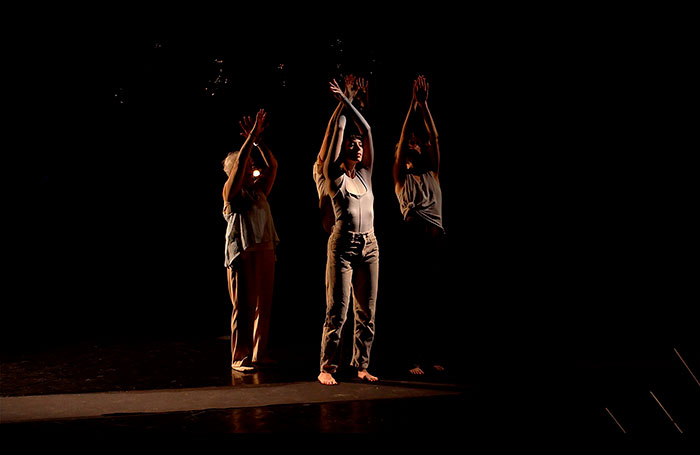 presentació de la performance "cridant la meva ànima" del col·lectiu cercle de fades a La Caldera, en el marc del Premi Art Jove Creació 2025 de la Sala d'Art Jove